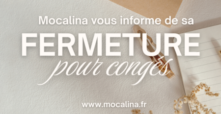 Mocalina consulting et formations. Mocalina vous informe de sa fermeture pour congés. www.mocalina.fr Photographie : un carnet, un bouquet de blé et un stylo posé sur une table.