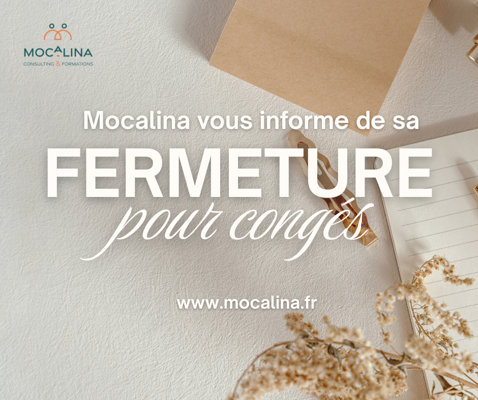 Mocalina consulting et formations. Mocalina vous informe de sa fermeture pour congés. www.mocalina.fr Photographie : un carnet, un bouquet de blé et un stylo posé sur une table.