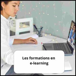 Les formations en e-learning. Une femme devant un ordinateur entrain de prendre des notes.