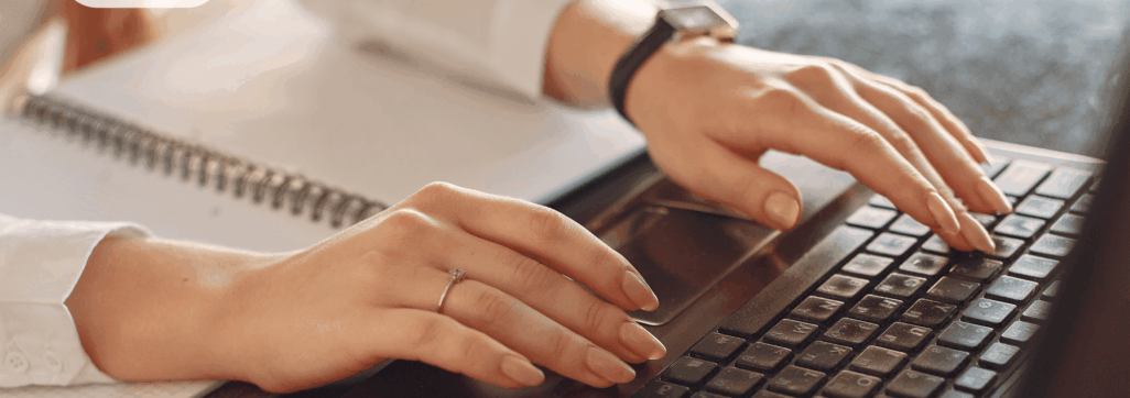 Logo Mocalina, consulting et formations. Mains féminine qui tapent sur un clavier d'ordinateur portable noir.