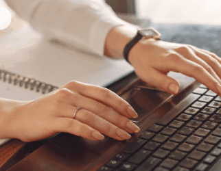Logo Mocalina, consulting et formations. Mains féminine qui tapent sur un clavier d'ordinateur portable noir.