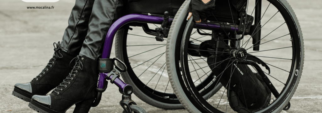 jambes d'une femme avec chaussures à talons et un pantalon de type jeans bleu qui est sur un fauteuil roulant manuel violet en train de faire le geste de rouler en ayant ses mains posées sur les roues.